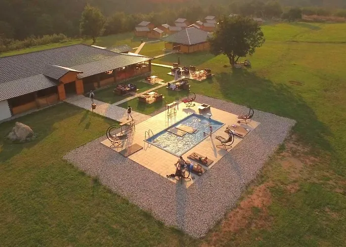 Semesteranläggning (resort) Trio Lux 4*